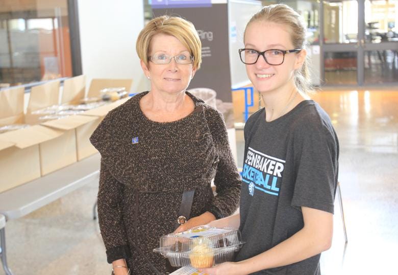 Cupcake campaign delivers treats to residence students