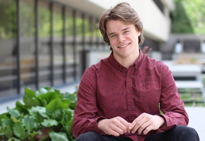 Herperger using Sakamoto research prize to design and produce analog oscillator